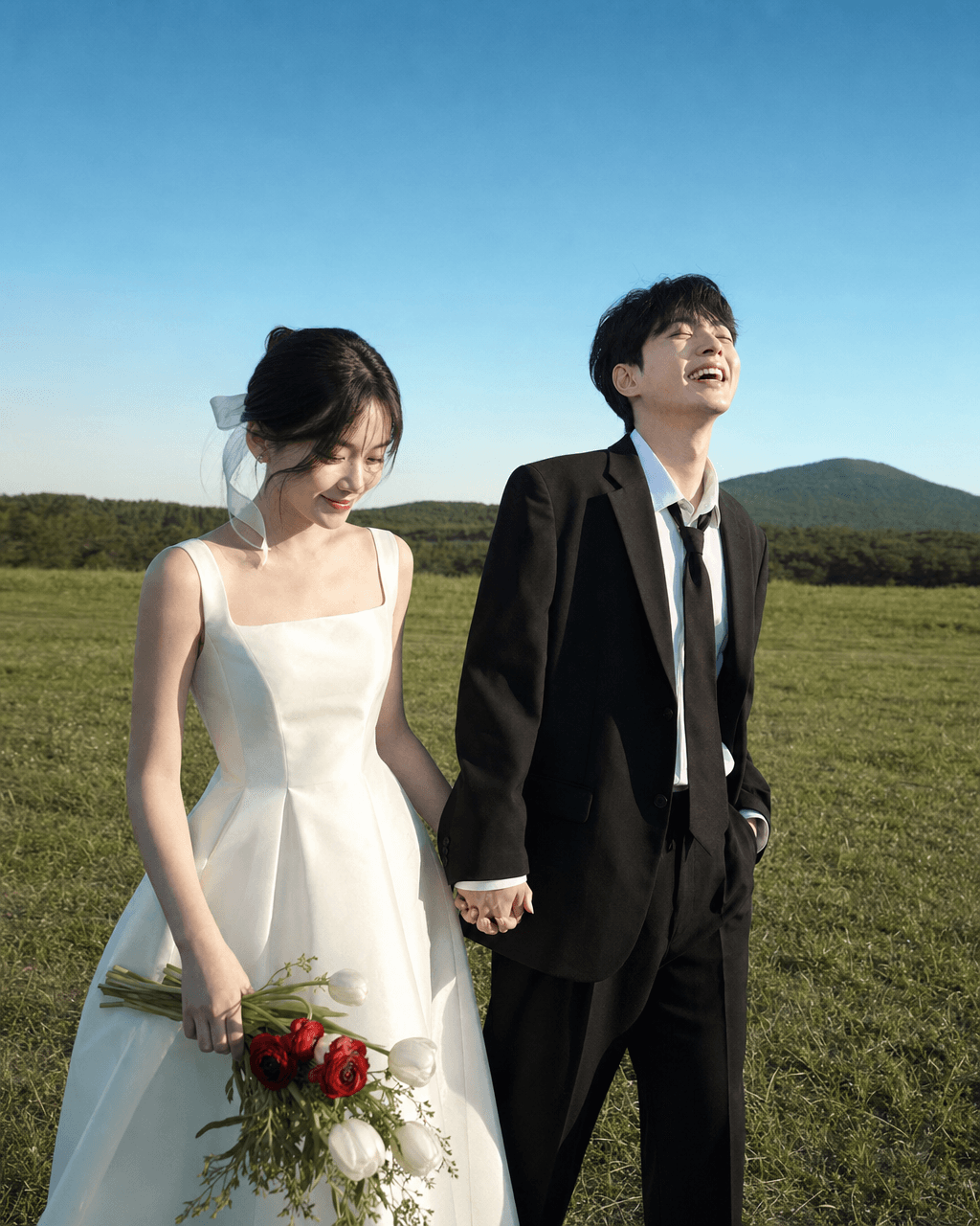 Input photos and example result for 초원 고개 젖힌 웃음