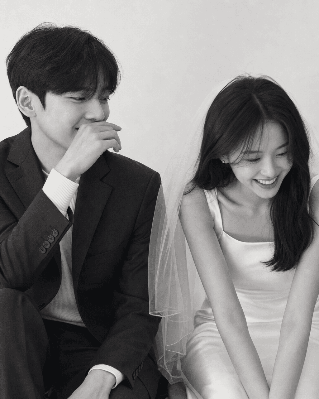 Input photos and example result for 웨딩 웃음을 가린 순간