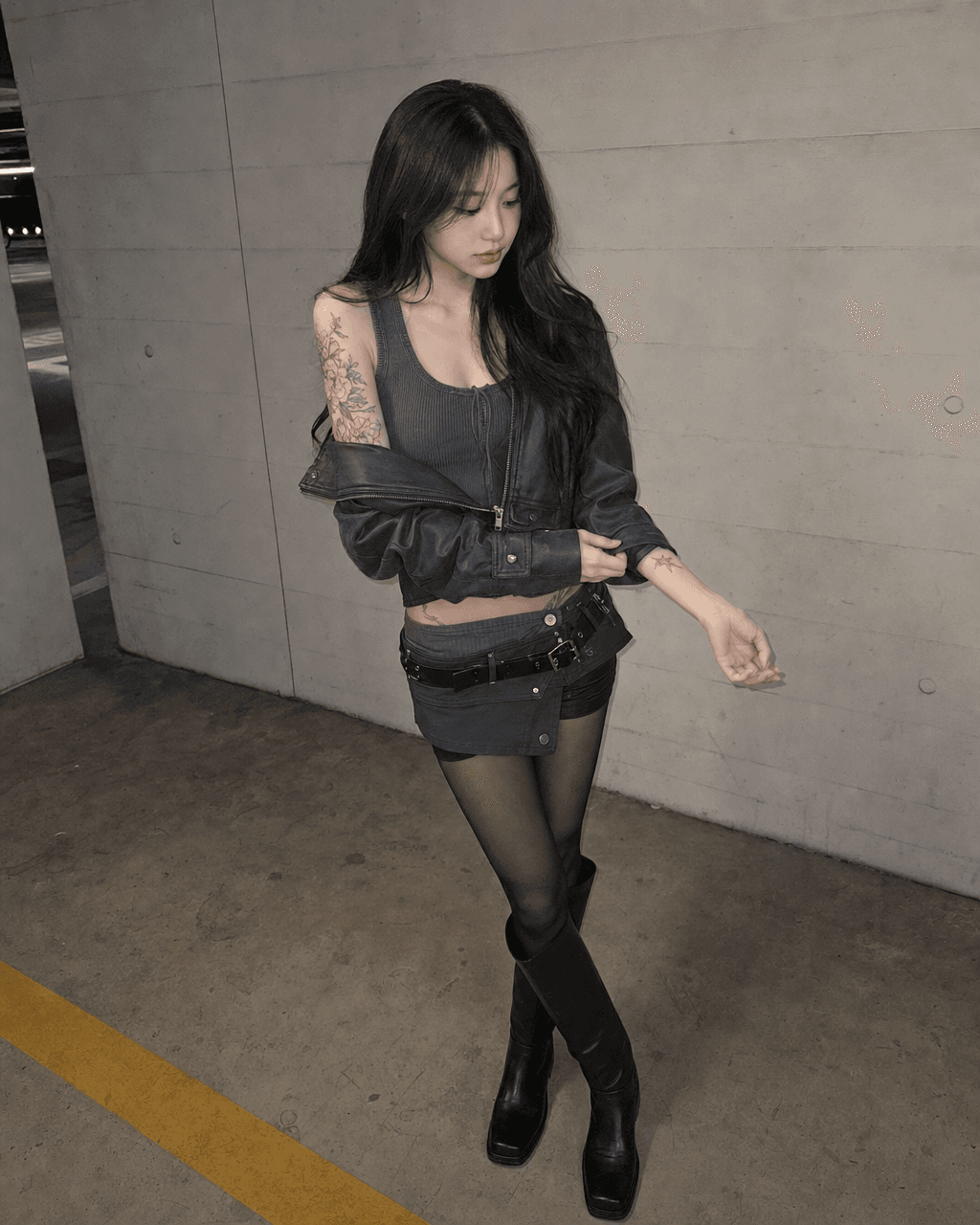 Input photos and example result for 불량 연애 주차장 패션