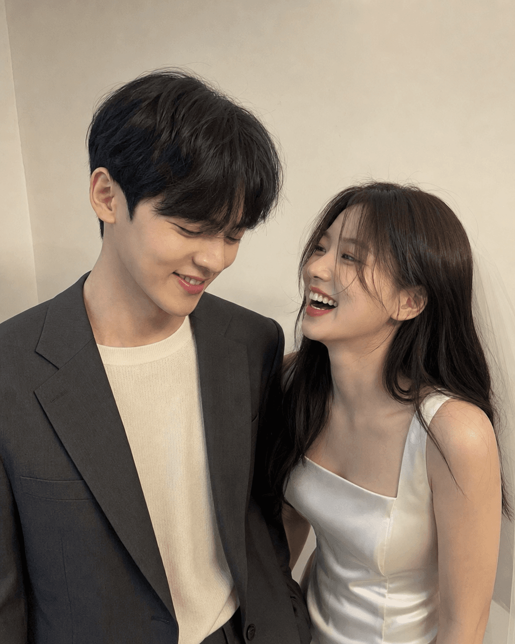 Input photos and example result for 웨딩 대화 중 웃음
