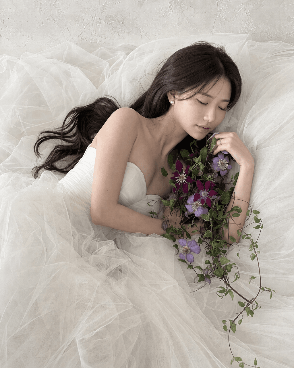 Input photos and example result for 보라 부케 튤 침대